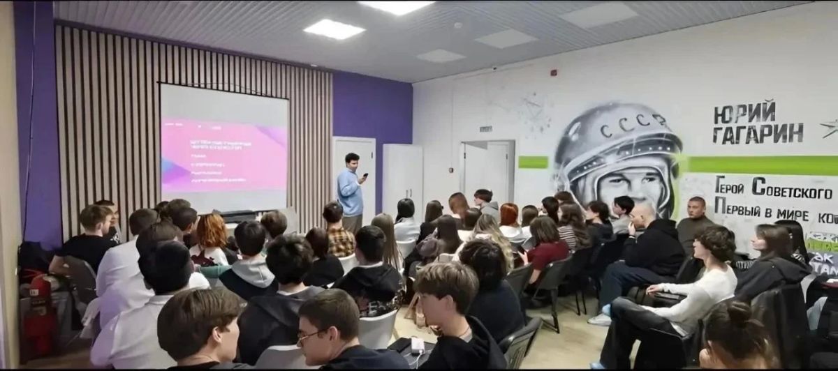 В молодёжном пространстве «Орлёнок» прошёл первый мастер-класс «Сценарное мастерство» в рамках подготовки к Кубку КВН среди колледжей Саратовской области «Колледж-лига КВН: профессионалы юмора»