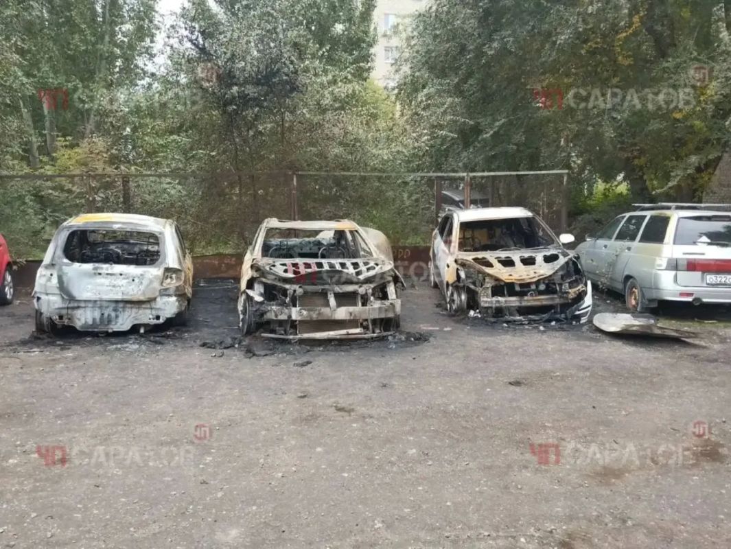 Огонь повредил 5 машин на парковке в Саратове