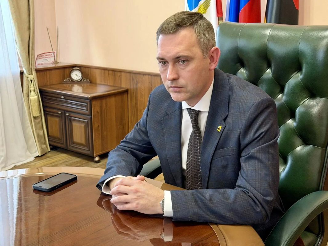 Провёл рабочую встречу с Михаилом Давыдовым — специалистом администрации, который с марта этого года курирует посёлок Прибрежный Провёл рабочую встречу с Михаилом Давыдовым — специалистом администрации, который с марта этого года курирует посёлок Прибрежный