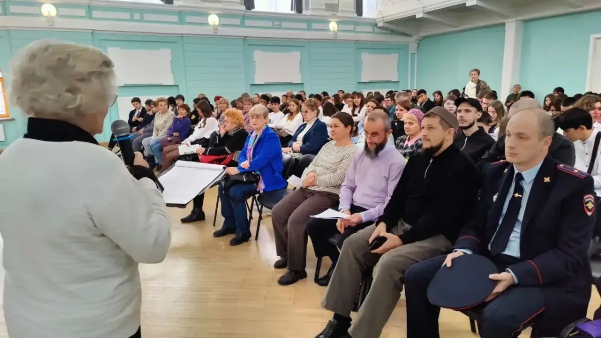 Саратовские сотрудники УНК провели антинаркотическое мероприятие для старшеклассников Октябрьского района Саратовские сотрудники УНК провели антинаркотическое мероприятие для старшеклассников Октябрьского района