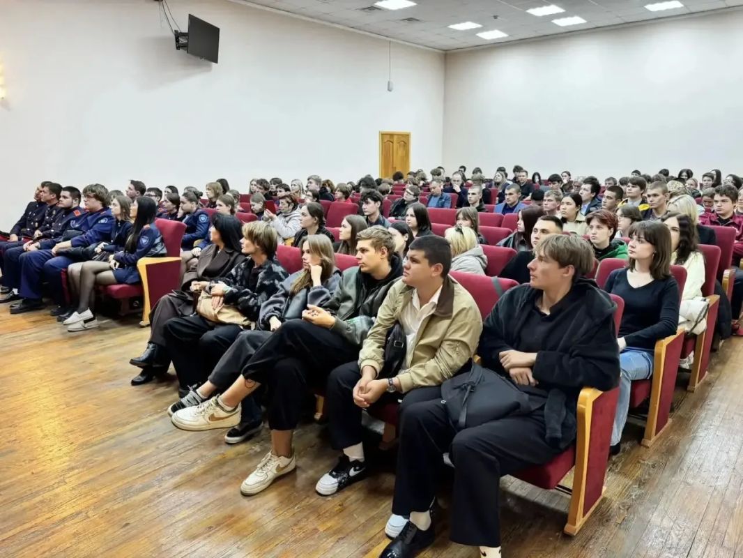 В Саратове прошло профориентационное мероприятие «Один день с полицией» В Саратове прошло профориентационное мероприятие «Один день с полицией»