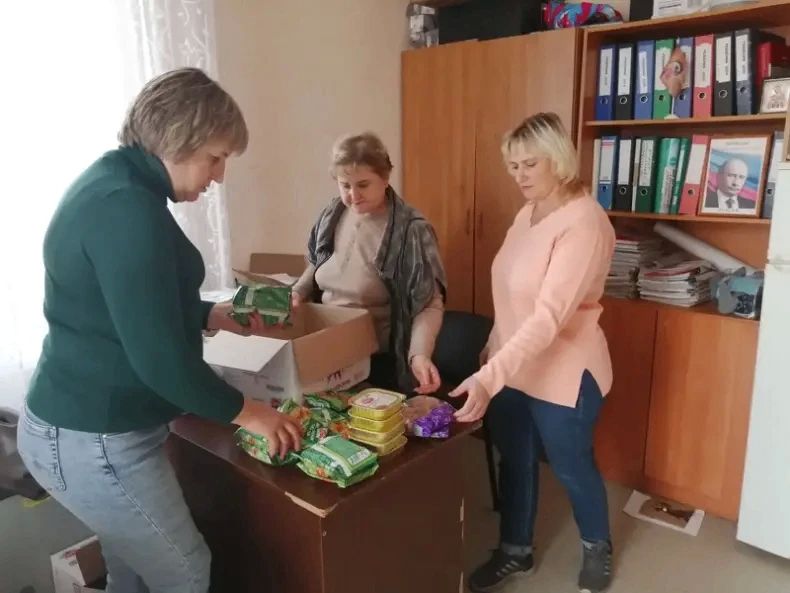 Саратовские женщины отправили бойцам продукты и медикаменты Саратовские женщины отправили бойцам продукты и медикаменты