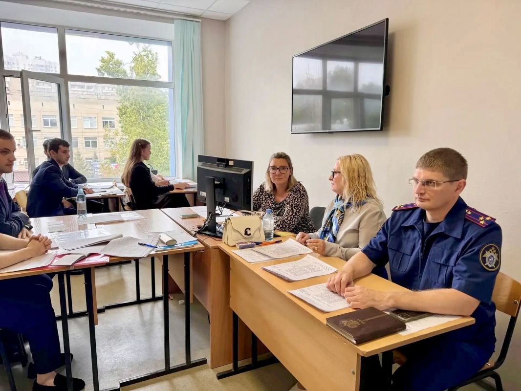 Сотрудники следственного управления СК России по Саратовской области приняли участие в аттестации студентов Сотрудники следственного управления СК России по Саратовской области приняли участие в аттестации студентов