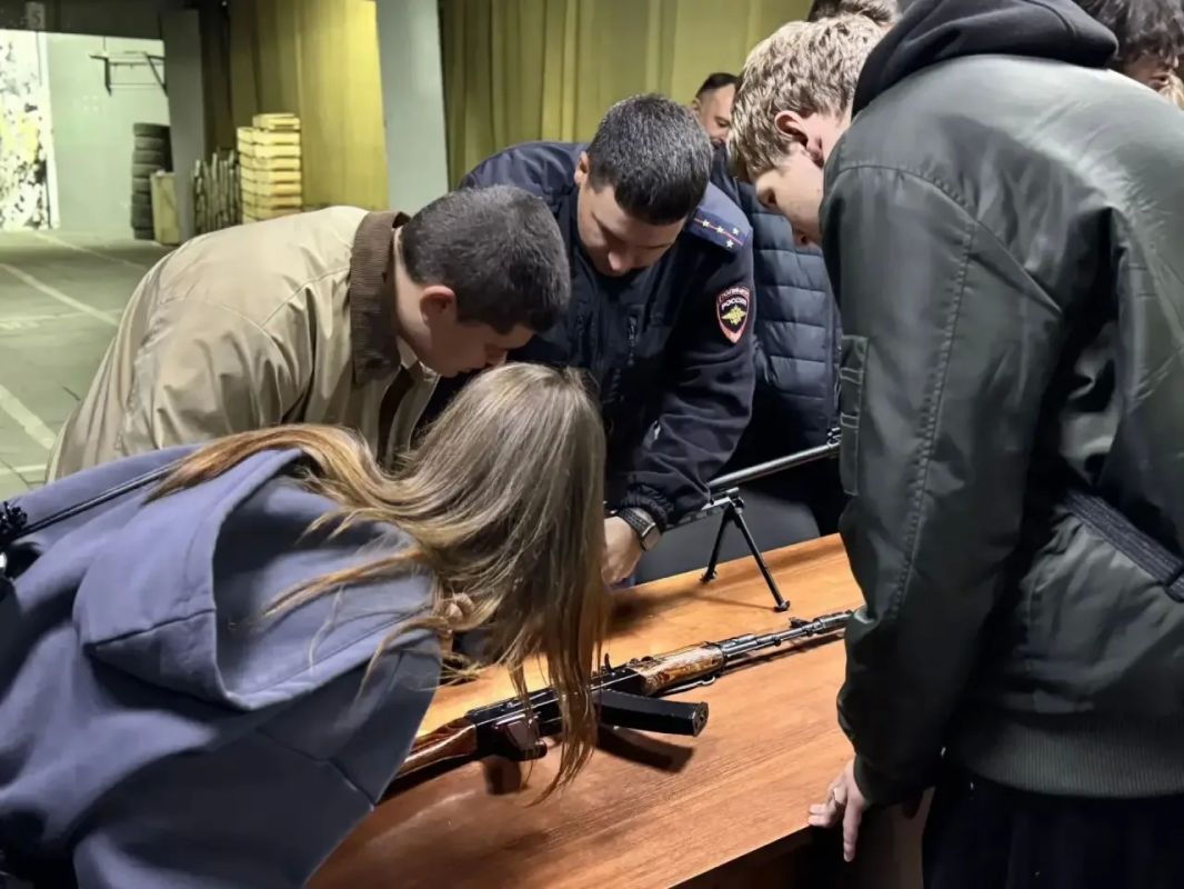 В Саратове прошло профориентационное мероприятие «Один день с полицией» В Саратове прошло профориентационное мероприятие «Один день с полицией»