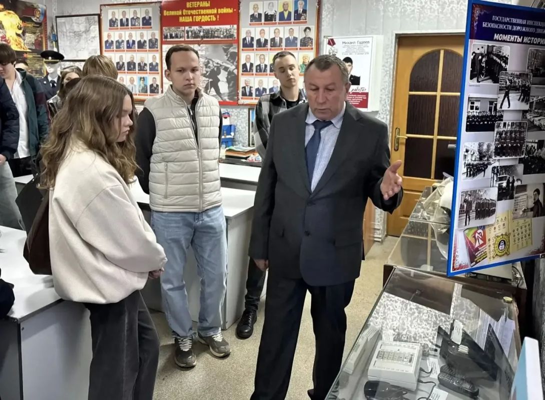 В Саратове прошло профориентационное мероприятие «Один день с полицией» В Саратове прошло профориентационное мероприятие «Один день с полицией»
