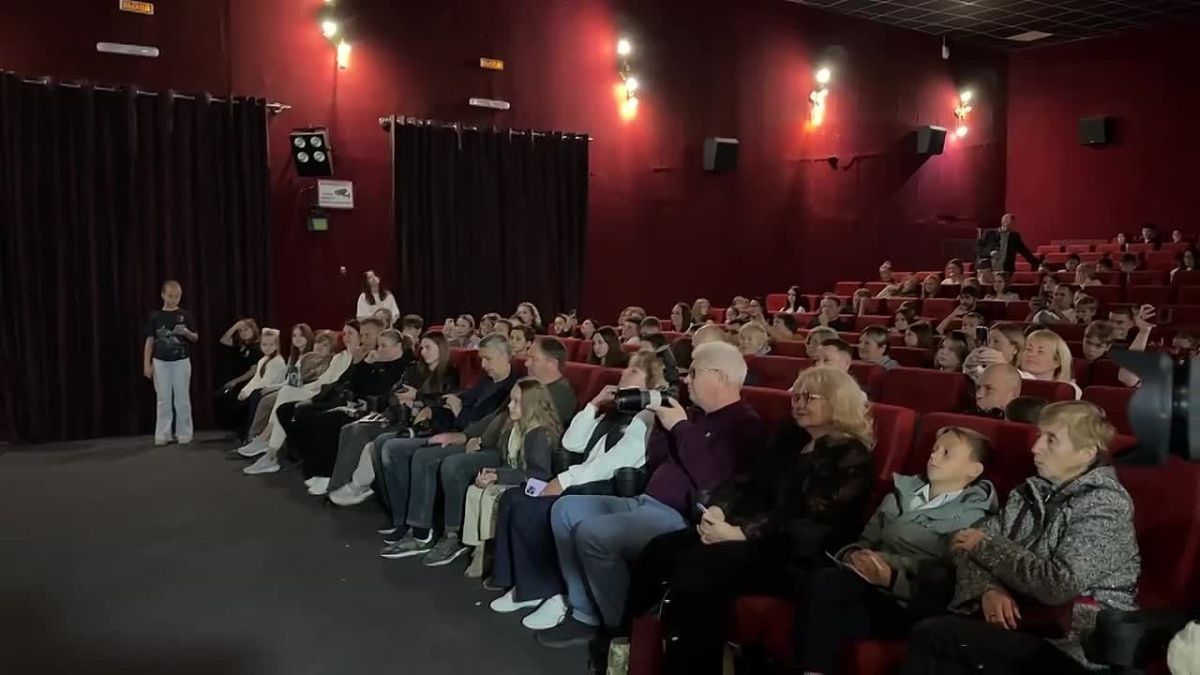 Прямо сейчас в кинотеатре «Победа» идет творческая встреча с российским актером театра и кино, каскадером и продюсером Романом Курцыным