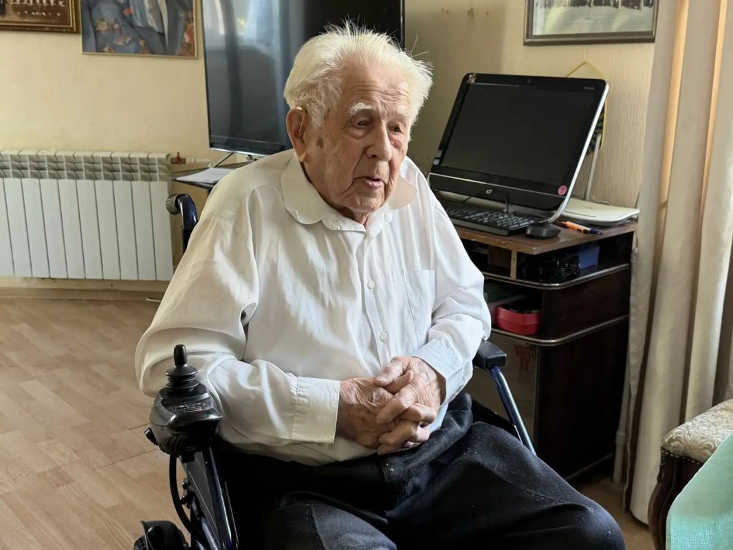 Максим Леонов навестил 103-летнего стрелка Великой Отечественной войны Максим Леонов навестил 103-летнего стрелка Великой Отечественной войны