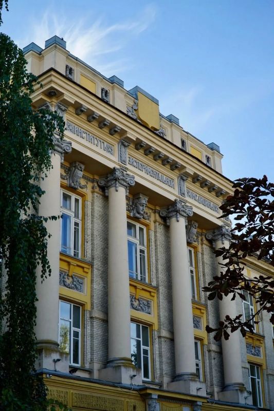 Саратовский ТИЦ поделился кадрами прогулки по университетскому городку Саратовский ТИЦ поделился кадрами прогулки по университетскому городку