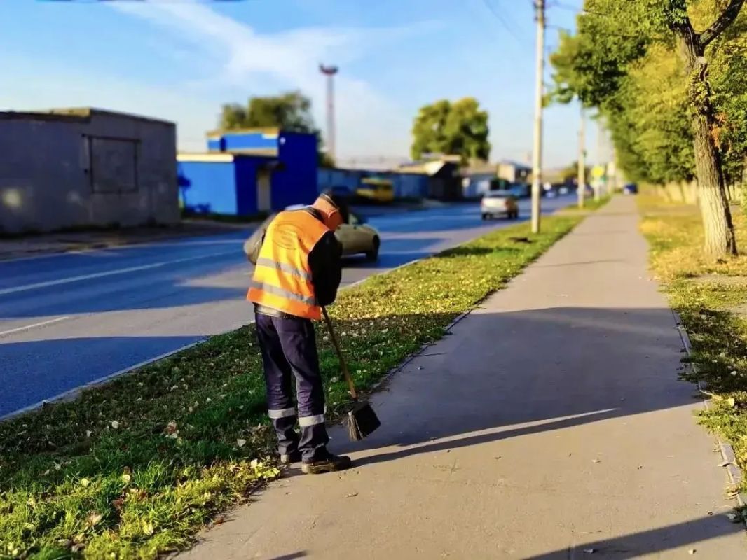 Уборка города. Коммунальные службы осуществляют уборку дорог и тротуаров, мойку остановочных павильонов, вывоз мусора и порубочного материала, а также ремонт элементов дорожного движения Уборка города. Коммунальные службы осуществляют уборку дорог и тротуаров, мойку остановочных павильонов, вывоз мусора и порубочного материала, а также ремонт элементов дорожного движения