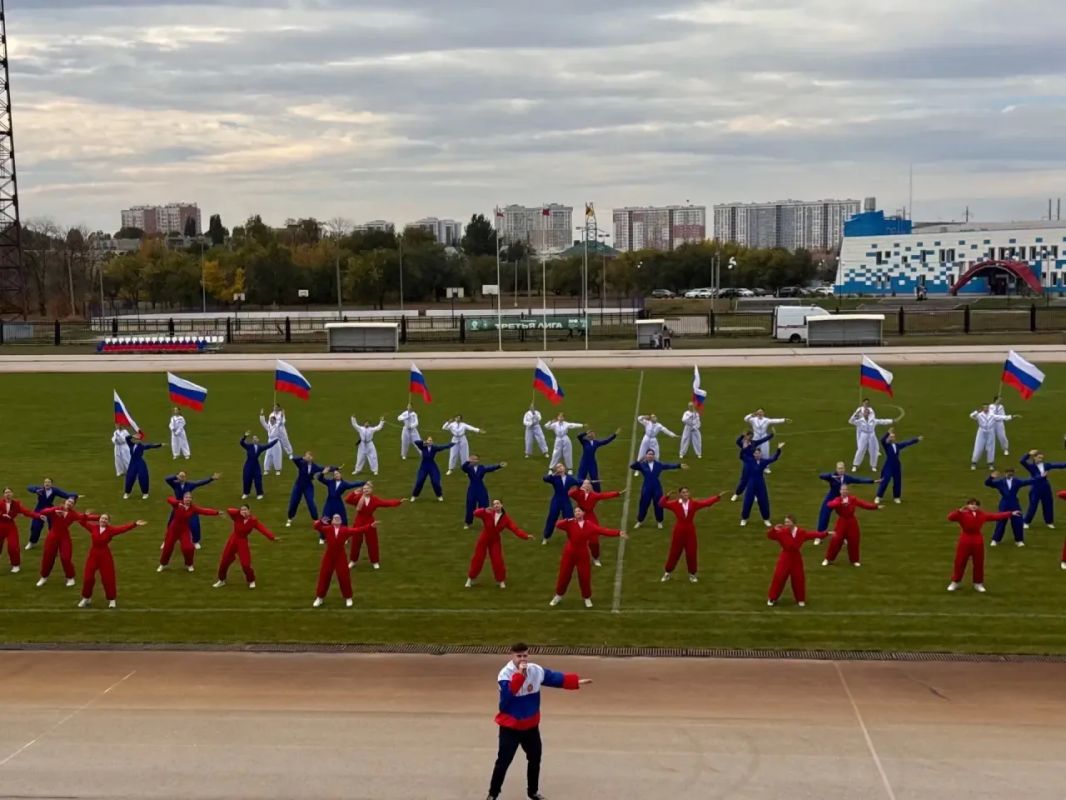 Сегодня на городском стадионе прошла завершающая игра сезона, 22-ой тур Чемпионата ПФО по футболу среди мужских команд Сегодня на городском стадионе прошла завершающая игра сезона, 22-ой тур Чемпионата ПФО по футболу среди мужских команд