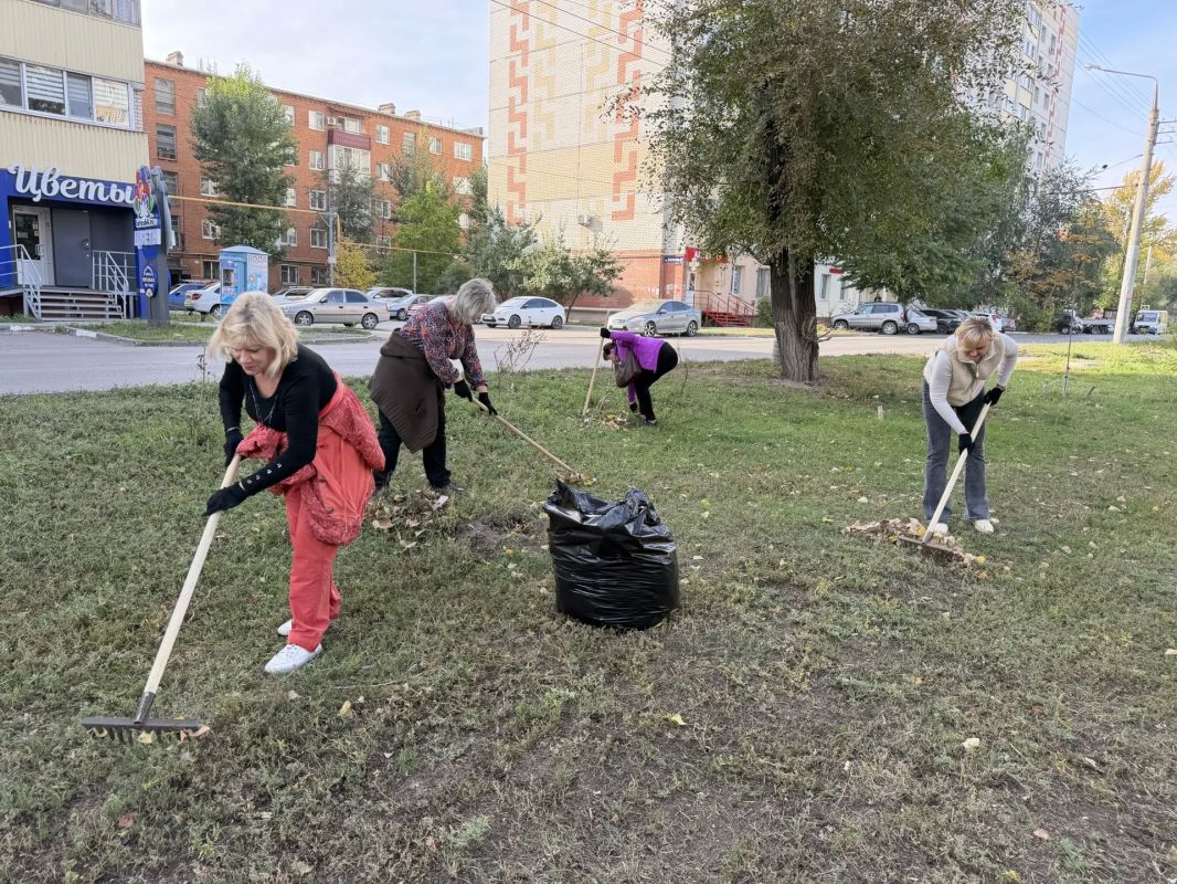 Начал утро субботы в посёлке Приволжский, где поддержал активных местных жителей, которые вместе с управляющими организациями и подразделением МКУ «Городское хозяйство» выступили с инициативой по благоустройству территории... Начал утро субботы в посёлке Приволжский, где поддержал активных местных жителей, которые вместе с управляющими организациями и подразделением МКУ «Городское хозяйство» выступили с инициативой по благоустройству территории...