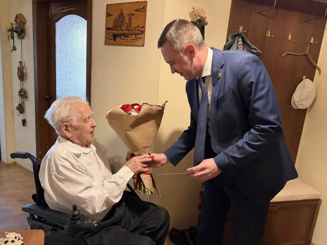 Максим Леонов навестил 103-летнего стрелка Великой Отечественной войны Максим Леонов навестил 103-летнего стрелка Великой Отечественной войны
