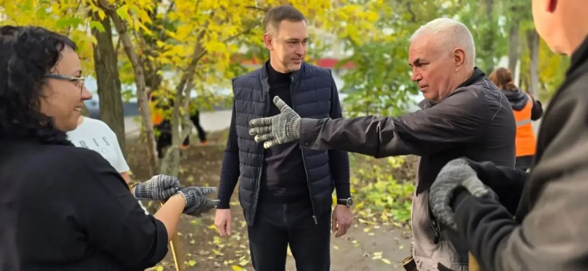 Начал утро субботы в посёлке Приволжский, где поддержал активных местных жителей, которые вместе с управляющими организациями и подразделением МКУ «Городское хозяйство» выступили с инициативой по благоустройству территории...