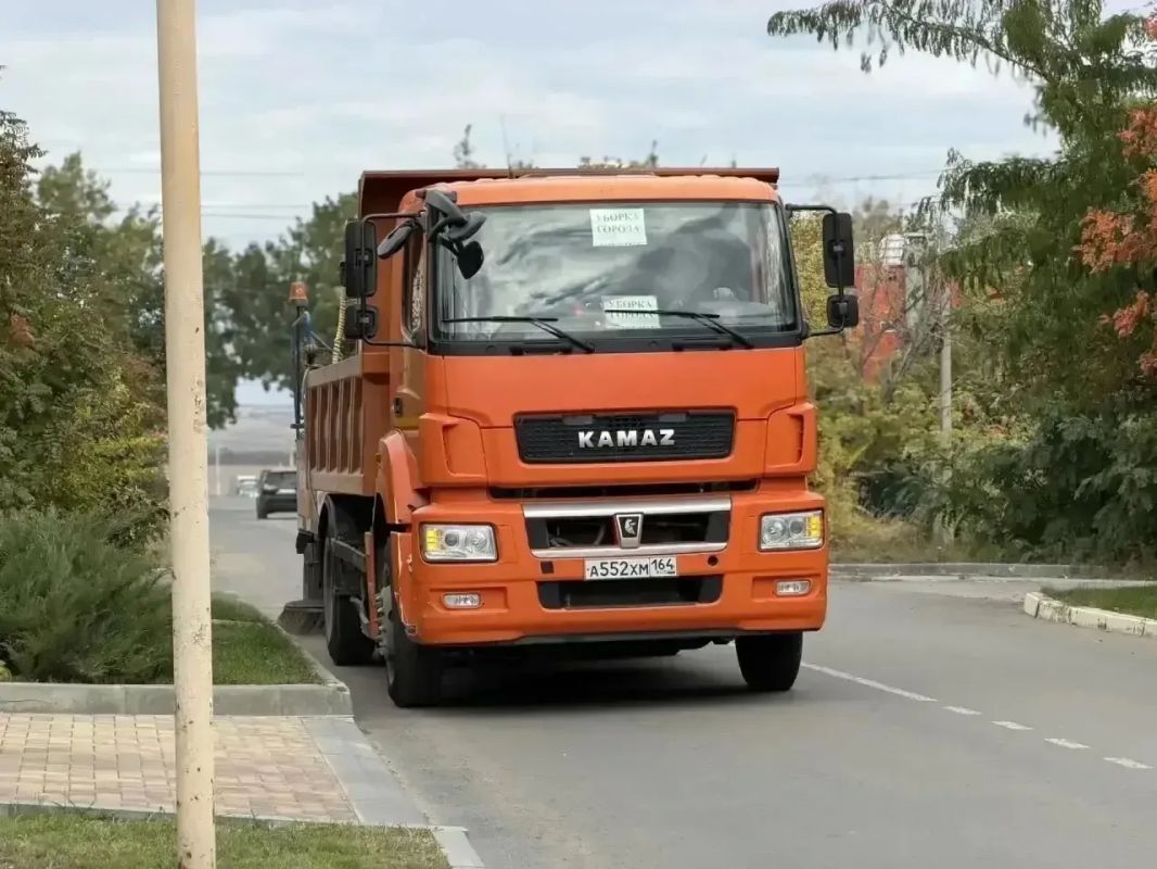 Уборка города. Коммунальные службы осуществляют уборку дорог и тротуаров, мойку остановочных павильонов, вывоз мусора и порубочного материала, а также ремонт элементов дорожного движения