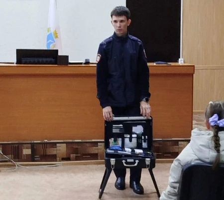 Профориентация в действии: сотрудники МО МВД России «Вольский» провели экскурсию для школьников #ОдинДеньсПолициейРоссии Профориентация в действии: сотрудники МО МВД России «Вольский» провели экскурсию для школьников #ОдинДеньсПолициейРоссии