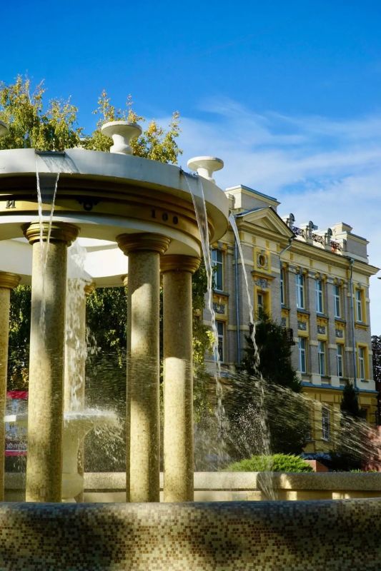 Саратовский ТИЦ поделился кадрами прогулки по университетскому городку Саратовский ТИЦ поделился кадрами прогулки по университетскому городку