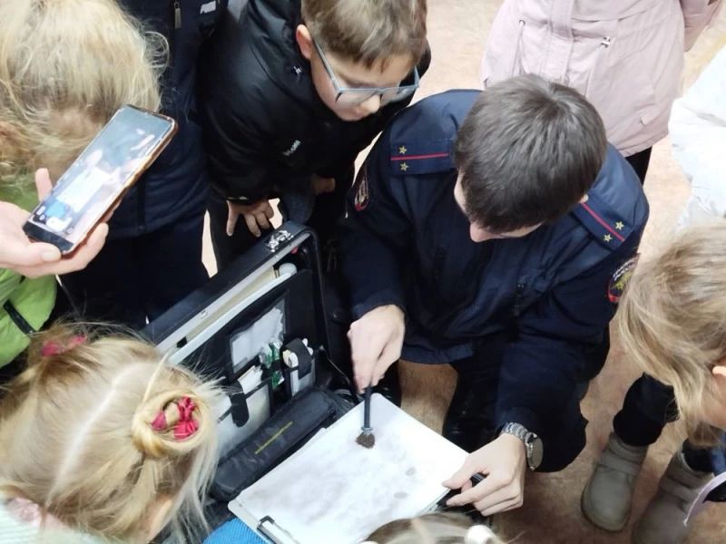 Профориентация в действии: сотрудники МО МВД России «Вольский» провели экскурсию для школьников #ОдинДеньсПолициейРоссии Профориентация в действии: сотрудники МО МВД России «Вольский» провели экскурсию для школьников #ОдинДеньсПолициейРоссии