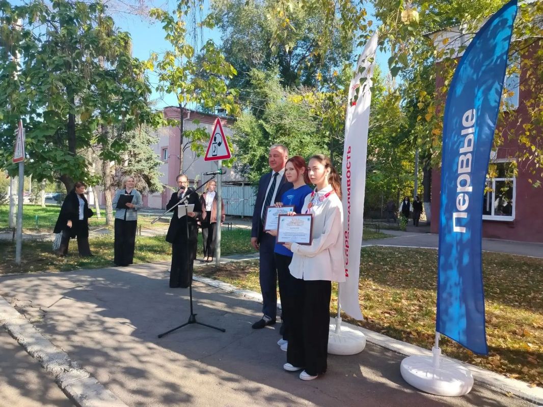 «Не поднимайте незнакомые предметы» и «Не используйте гаджеты, вблизи проезжей части» - в Энгельсе установили новые дорожные знаки