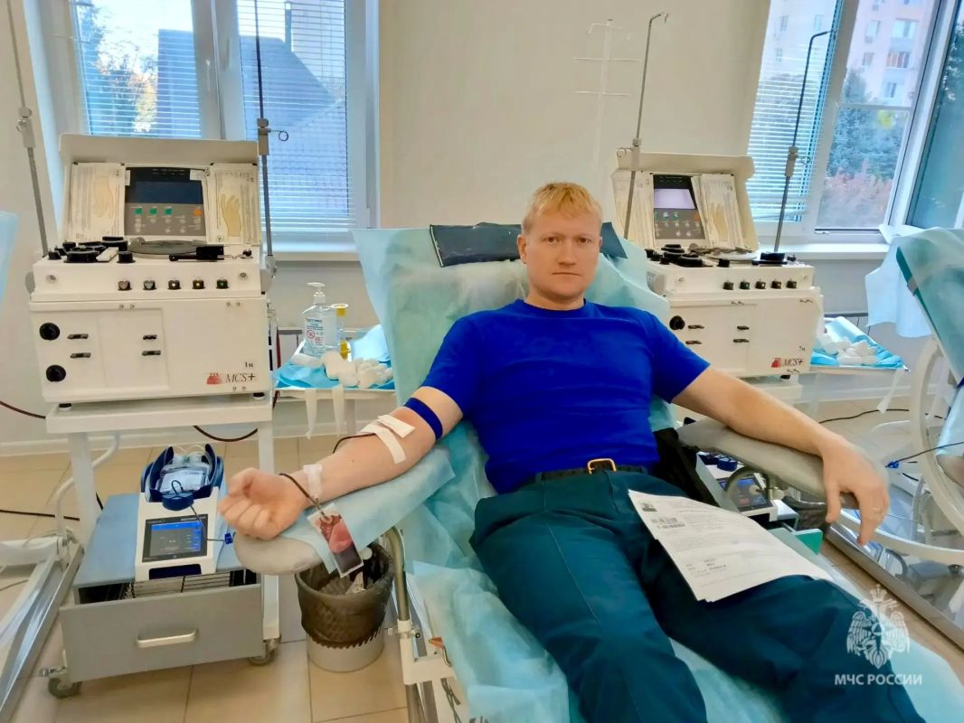 Пополнили банк крови. Сегодня сотрудники МЧС России пополнили банк крови региона почти на 15 литров Пополнили банк крови. Сегодня сотрудники МЧС России пополнили банк крови региона почти на 15 литров