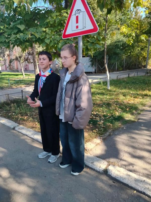 «Не поднимайте незнакомые предметы» и «Не используйте гаджеты, вблизи проезжей части» - в Энгельсе установили новые дорожные знаки «Не поднимайте незнакомые предметы» и «Не используйте гаджеты, вблизи проезжей части» - в Энгельсе установили новые дорожные знаки