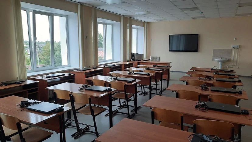 Учителям дергачевской школы доначислят зарплату
