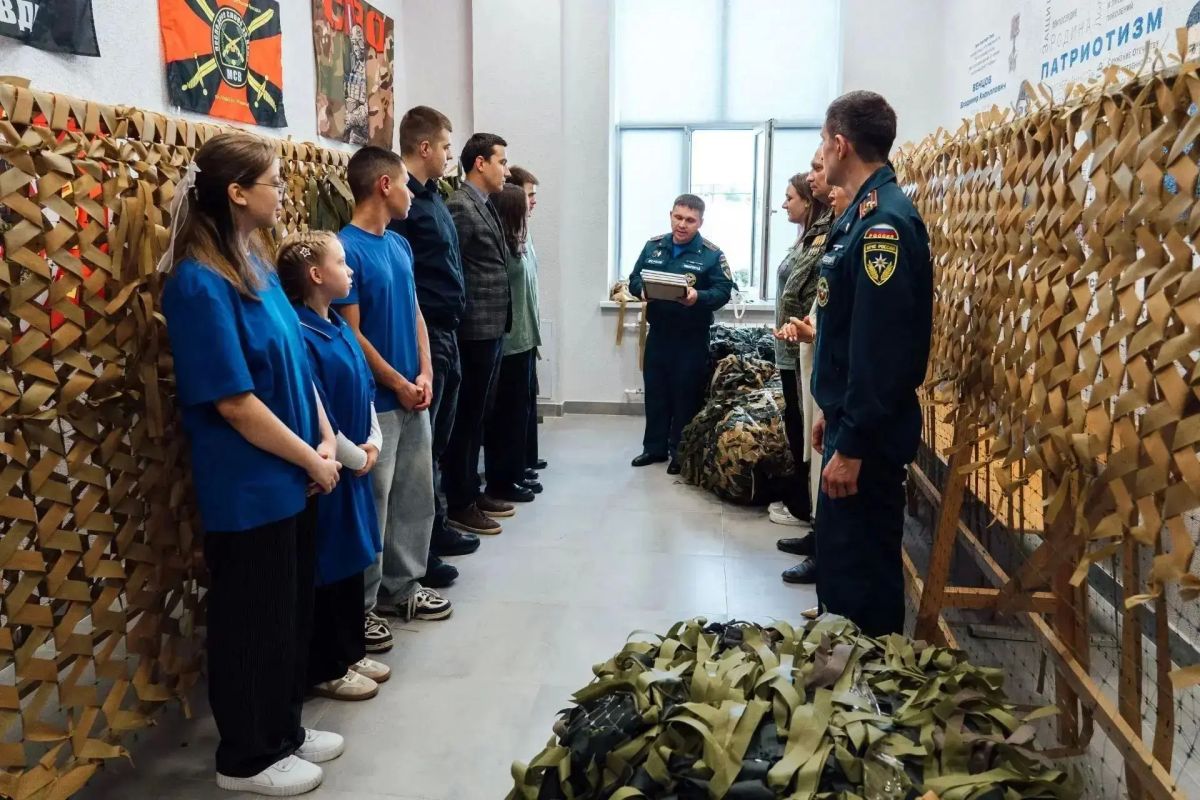 В Саратове на базе волонтёрского гуманитарного штаба СГЮА состоялся мастеркласс по плетению маскировочных сетей для бойцов СВО В Саратове на базе волонтёрского гуманитарного штаба СГЮА состоялся мастеркласс по плетению маскировочных сетей для бойцов СВО