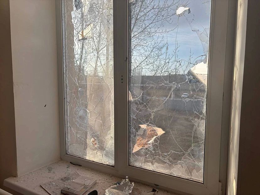 В городе Балаково в поврежденном беспилотниками доме заменят окна