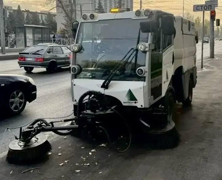 Уборка города. Коммунальные службы осуществляют уборку дорог и тротуаров, мойку остановочных павильонов, вывоз мусора и порубочного материала, а также ремонт элементов дорожного движения Уборка города. Коммунальные службы осуществляют уборку дорог и тротуаров, мойку остановочных павильонов, вывоз мусора и порубочного материала, а также ремонт элементов дорожного движения