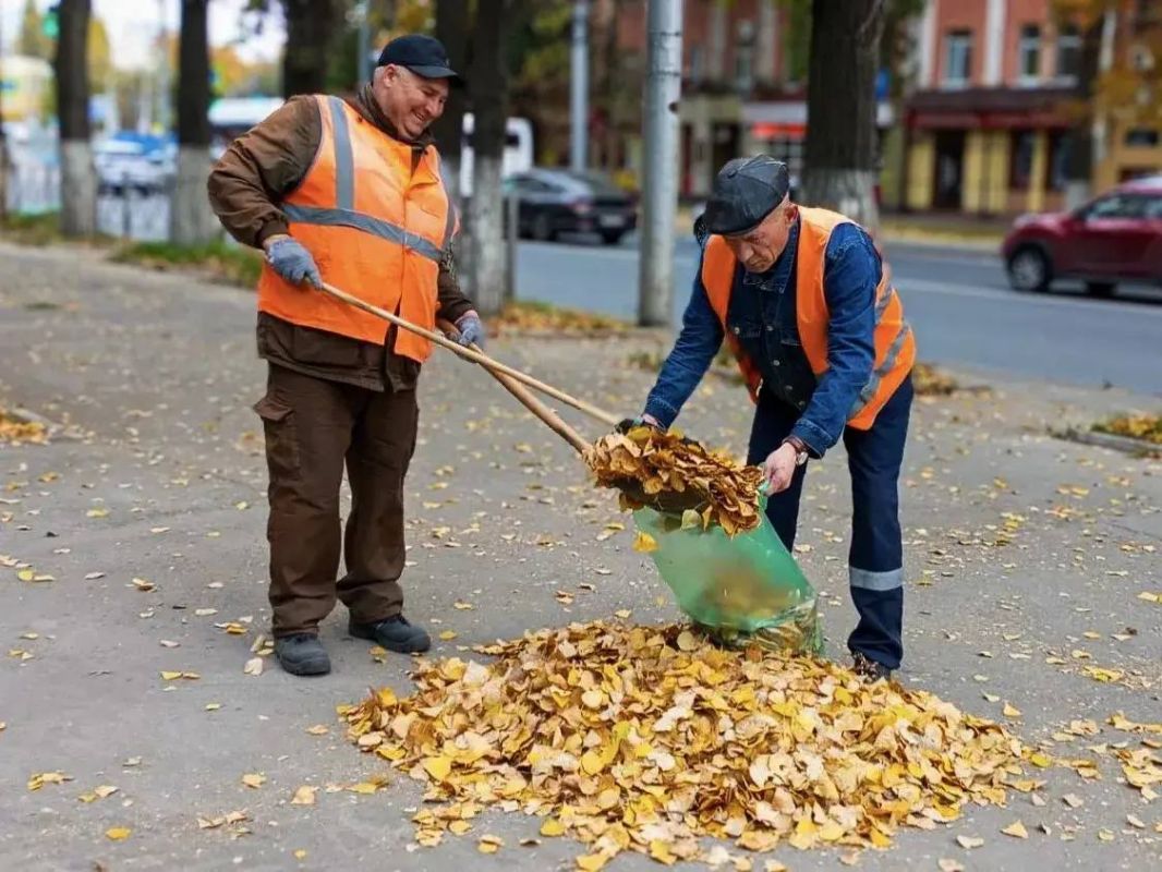 Уборка города. Коммунальные службы осуществляют уборку дорог и тротуаров, мойку остановочных павильонов, вывоз мусора и порубочного материала, а также ремонт элементов дорожного движения Уборка города. Коммунальные службы осуществляют уборку дорог и тротуаров, мойку остановочных павильонов, вывоз мусора и порубочного материала, а также ремонт элементов дорожного движения
