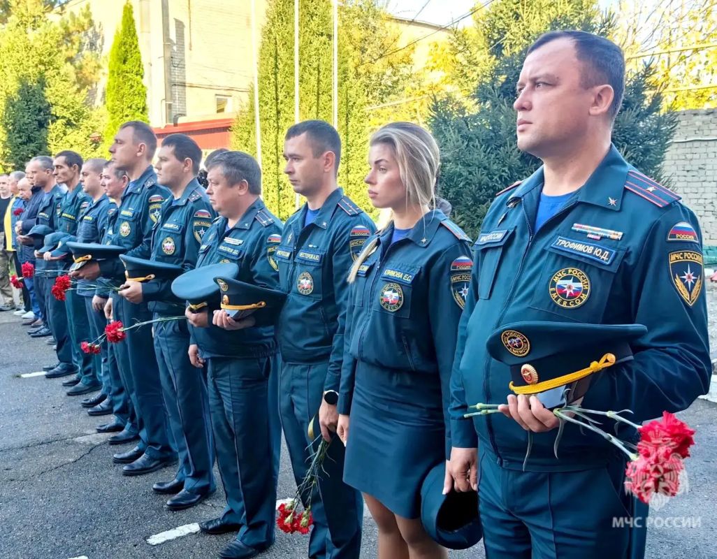 Памяти Александра Горнова. Сегодня в Саратове на здании 5-й пожарно-спасательной части в торжественной обстановке была открыта мемориальная доска в память о ветеране МЧС Александре Горнове Памяти Александра Горнова. Сегодня в Саратове на здании 5-й пожарно-спасательной части в торжественной обстановке была открыта мемориальная доска в память о ветеране МЧС Александре Горнове