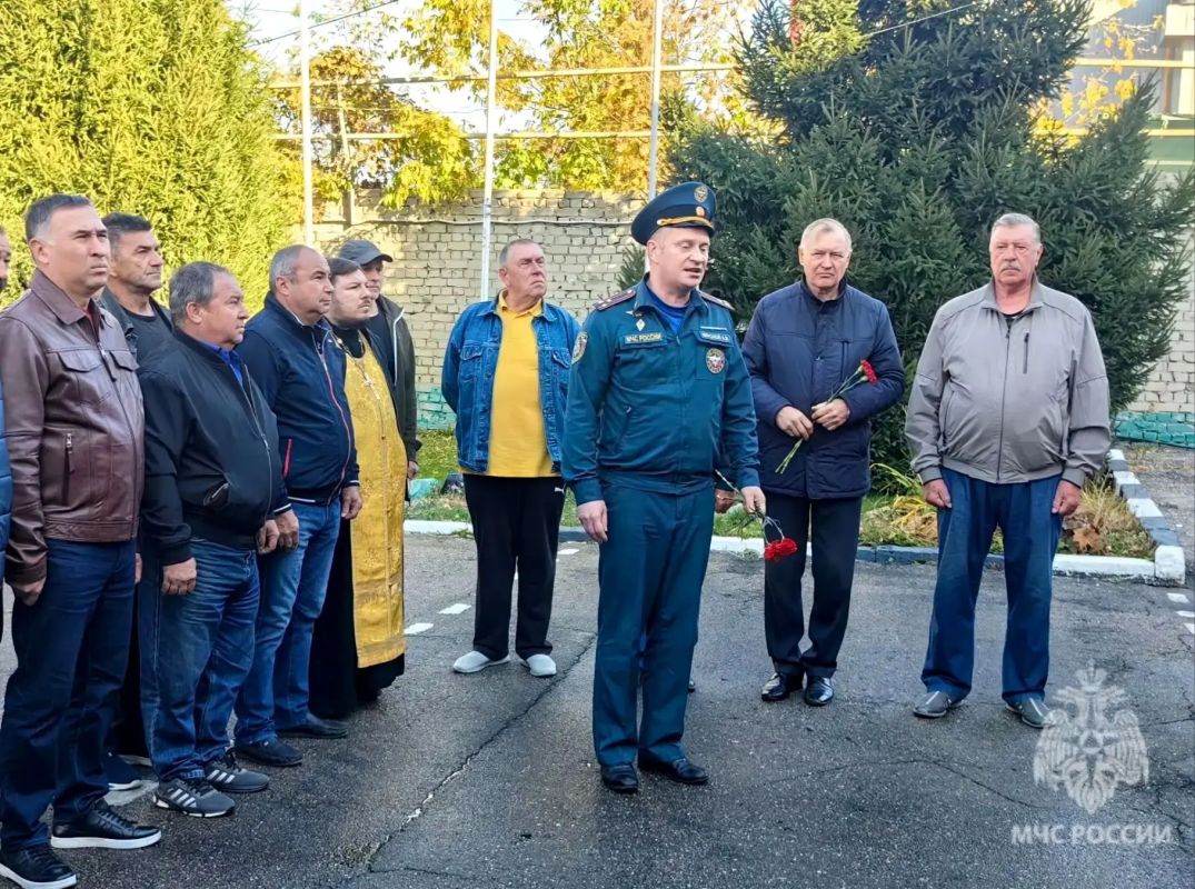 Памяти Александра Горнова. Сегодня в Саратове на здании 5-й пожарно-спасательной части в торжественной обстановке была открыта мемориальная доска в память о ветеране МЧС Александре Горнове Памяти Александра Горнова. Сегодня в Саратове на здании 5-й пожарно-спасательной части в торжественной обстановке была открыта мемориальная доска в память о ветеране МЧС Александре Горнове