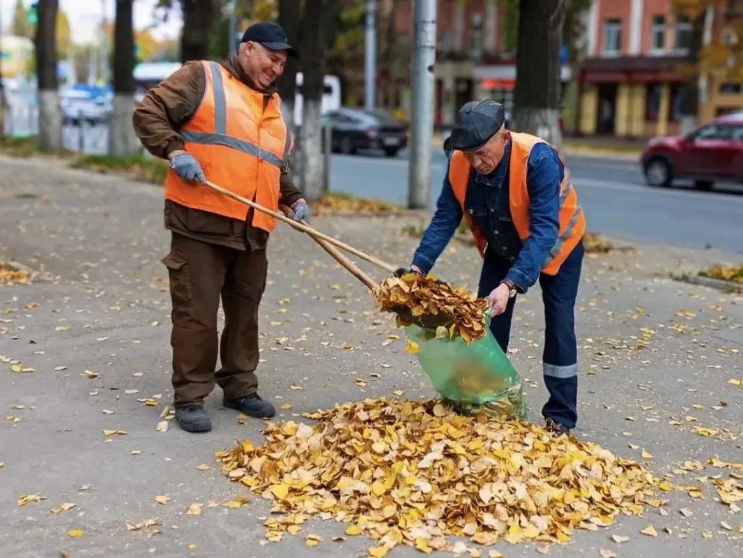 Уборка города. Коммунальные службы осуществляют уборку дорог и тротуаров, мойку остановочных павильонов, вывоз мусора и порубочного материала, а также ремонт элементов дорожного движения Уборка города. Коммунальные службы осуществляют уборку дорог и тротуаров, мойку остановочных павильонов, вывоз мусора и порубочного материала, а также ремонт элементов дорожного движения