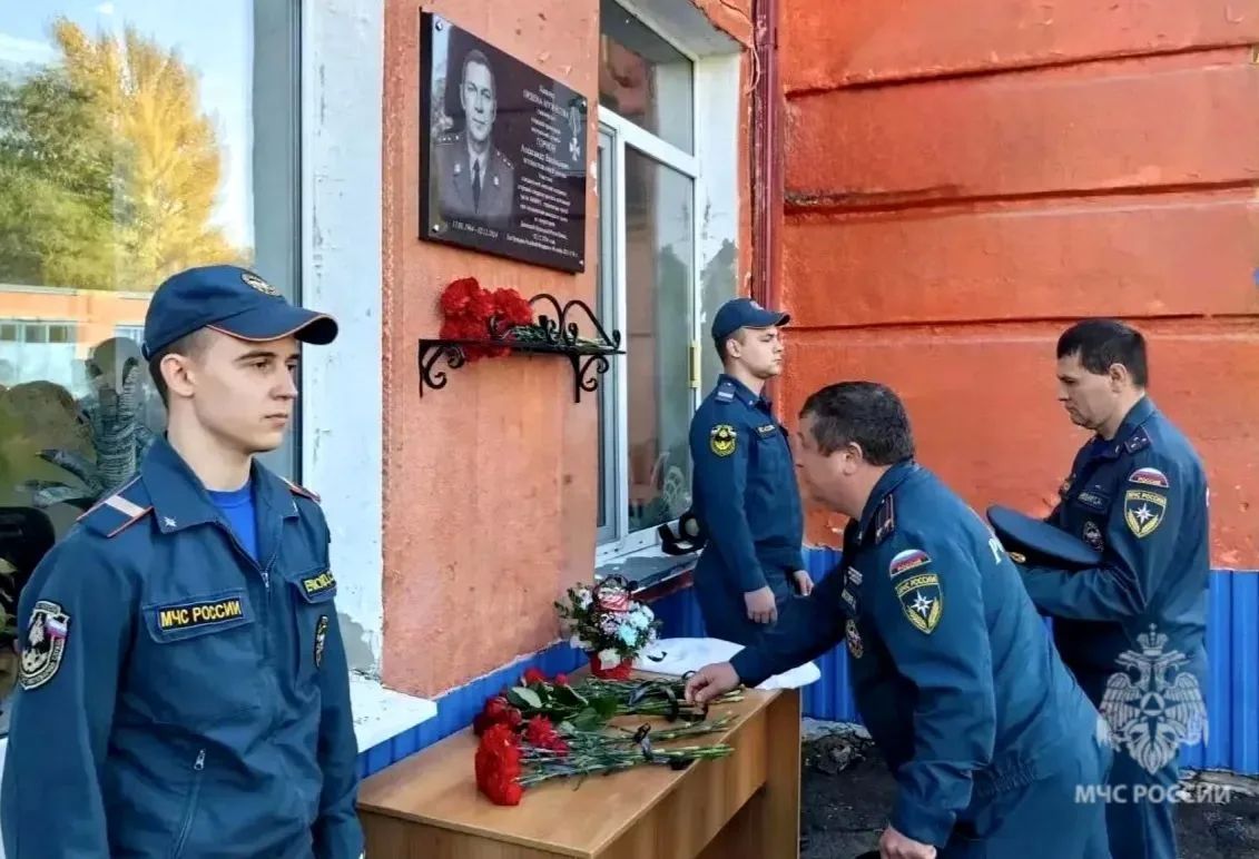 Памяти Александра Горнова. Сегодня в Саратове на здании 5-й пожарно-спасательной части в торжественной обстановке была открыта мемориальная доска в память о ветеране МЧС Александре Горнове Памяти Александра Горнова. Сегодня в Саратове на здании 5-й пожарно-спасательной части в торжественной обстановке была открыта мемориальная доска в память о ветеране МЧС Александре Горнове