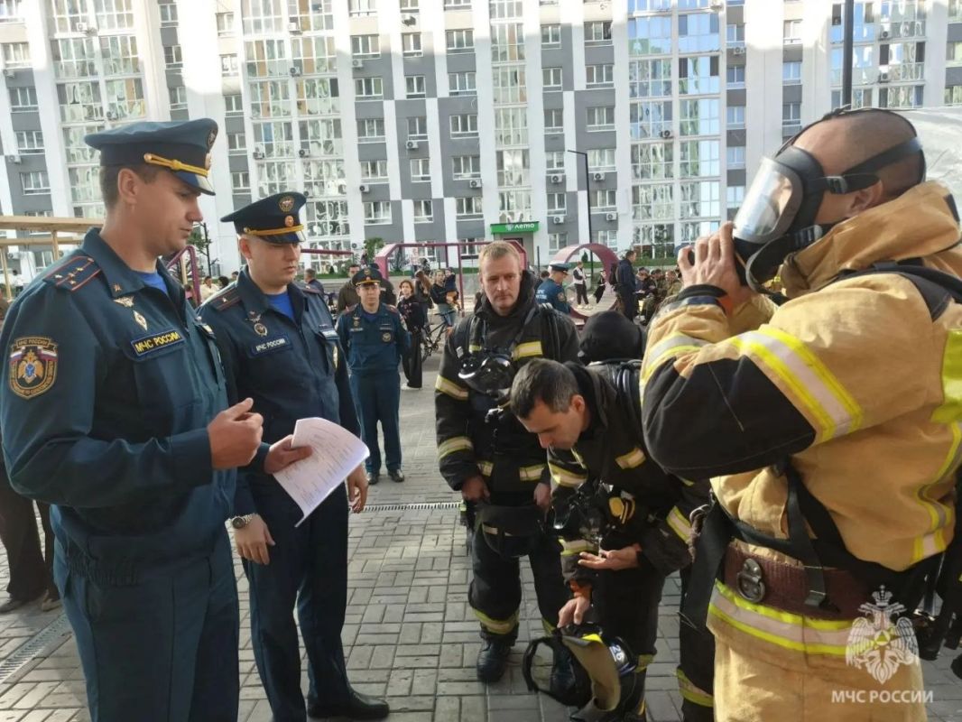22 этажа за 2 минуты: саратовские пожарные устроили «Вертикальный вызов» 22 этажа за 2 минуты: саратовские пожарные устроили «Вертикальный вызов»