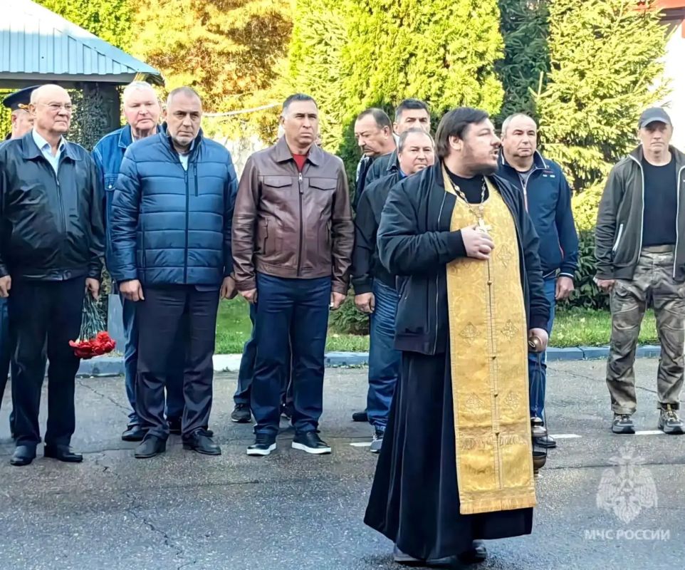 Памяти Александра Горнова. Сегодня в Саратове на здании 5-й пожарно-спасательной части в торжественной обстановке была открыта мемориальная доска в память о ветеране МЧС Александре Горнове Памяти Александра Горнова. Сегодня в Саратове на здании 5-й пожарно-спасательной части в торжественной обстановке была открыта мемориальная доска в память о ветеране МЧС Александре Горнове