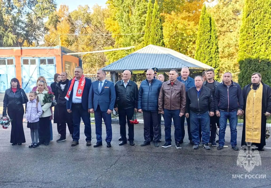 Памяти Александра Горнова. Сегодня в Саратове на здании 5-й пожарно-спасательной части в торжественной обстановке была открыта мемориальная доска в память о ветеране МЧС Александре Горнове Памяти Александра Горнова. Сегодня в Саратове на здании 5-й пожарно-спасательной части в торжественной обстановке была открыта мемориальная доска в память о ветеране МЧС Александре Горнове