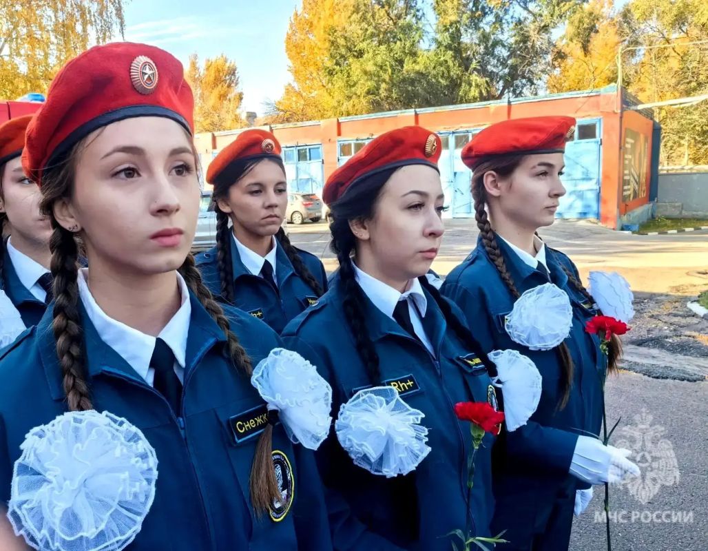 Памяти Александра Горнова. Сегодня в Саратове на здании 5-й пожарно-спасательной части в торжественной обстановке была открыта мемориальная доска в память о ветеране МЧС Александре Горнове Памяти Александра Горнова. Сегодня в Саратове на здании 5-й пожарно-спасательной части в торжественной обстановке была открыта мемориальная доска в память о ветеране МЧС Александре Горнове