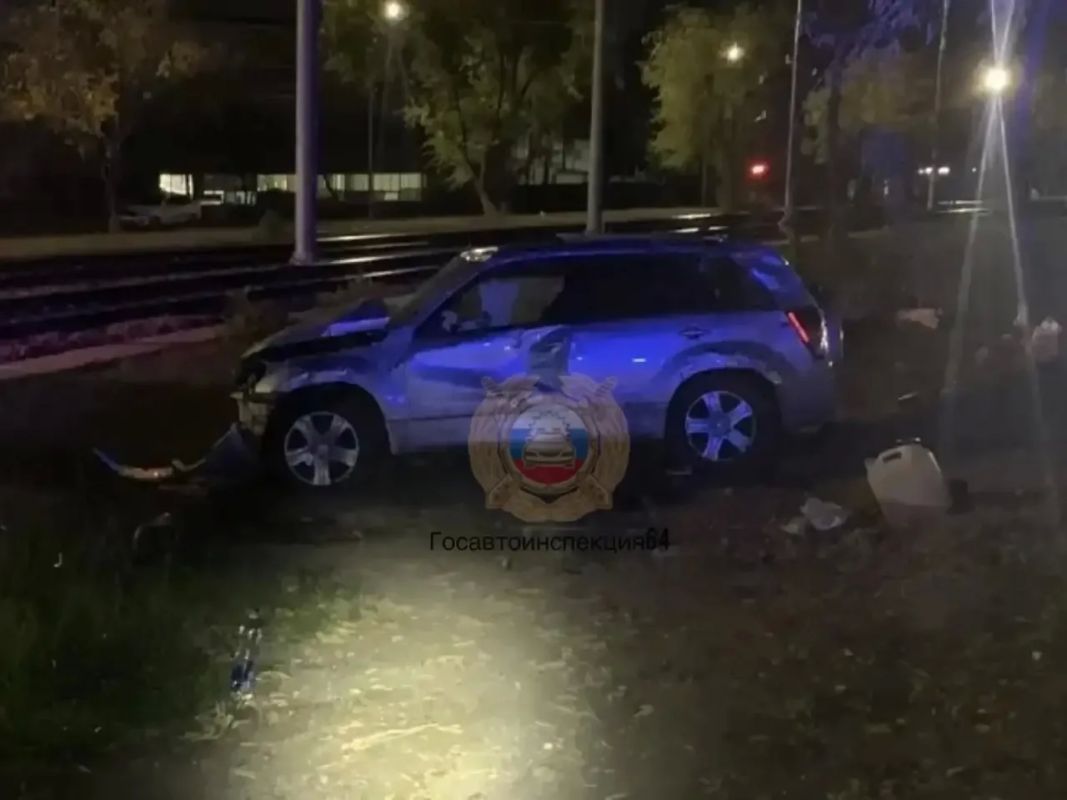 В Саратове полицейские работают на месте ДТП с погибшим