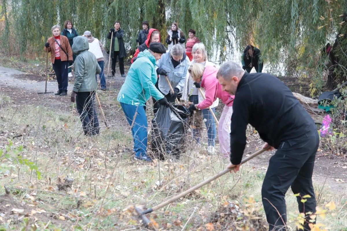 Сотни саратовцев вышли на субботник Сотни саратовцев вышли на субботник