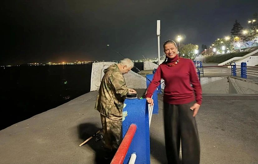 Известная телеведущая позавидовала рыбакам на набережной Саратова
