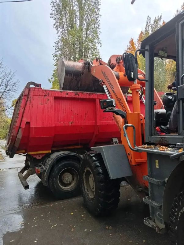 Уборка города. Коммунальные службы осуществляют уборку дорог и тротуаров, мойку остановочных павильонов, вывоз мусора и порубочного материала, а также ремонт элементов дорожного движения Уборка города. Коммунальные службы осуществляют уборку дорог и тротуаров, мойку остановочных павильонов, вывоз мусора и порубочного материала, а также ремонт элементов дорожного движения