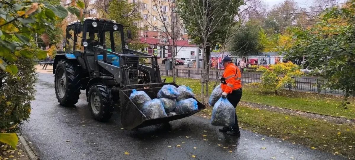 Уборка города. Коммунальные службы осуществляют уборку дорог и тротуаров, мойку остановочных павильонов, вывоз мусора и порубочного материала, а также ремонт элементов дорожного движения Уборка города. Коммунальные службы осуществляют уборку дорог и тротуаров, мойку остановочных павильонов, вывоз мусора и порубочного материала, а также ремонт элементов дорожного движения
