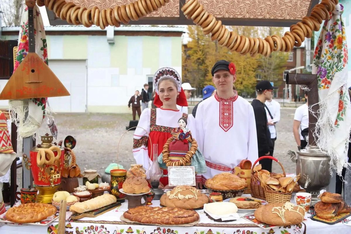 Рекорд на 70 метров: в Балашове приготовили гигантский бутерброд на фестивале хлеба Рекорд на 70 метров: в Балашове приготовили гигантский бутерброд на фестивале хлеба