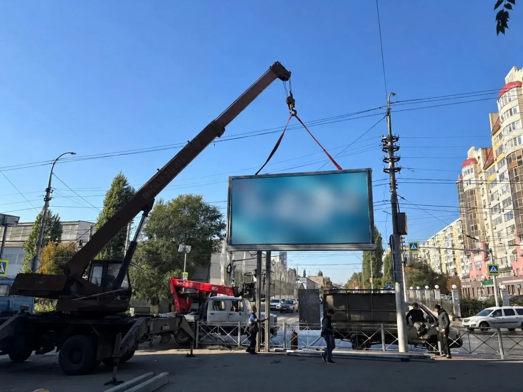 Роман Бусаргин: В Саратове, Энгельсе и других городах региона продолжается демонтаж незаконных рекламных и торговых конструкций, которые не только создают визуальный шум, но и зачастую закрывают обзор для пешеходов и...