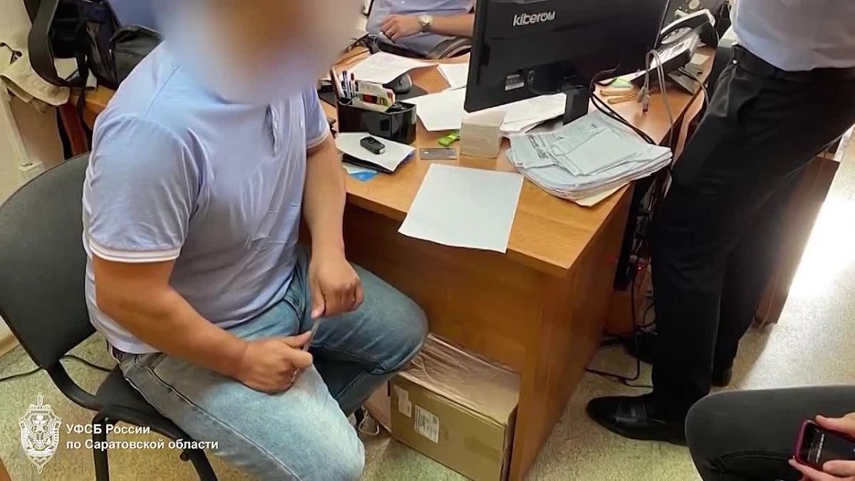 В Саратове налоговика ждет суд за взятку и разглашение секретных данных