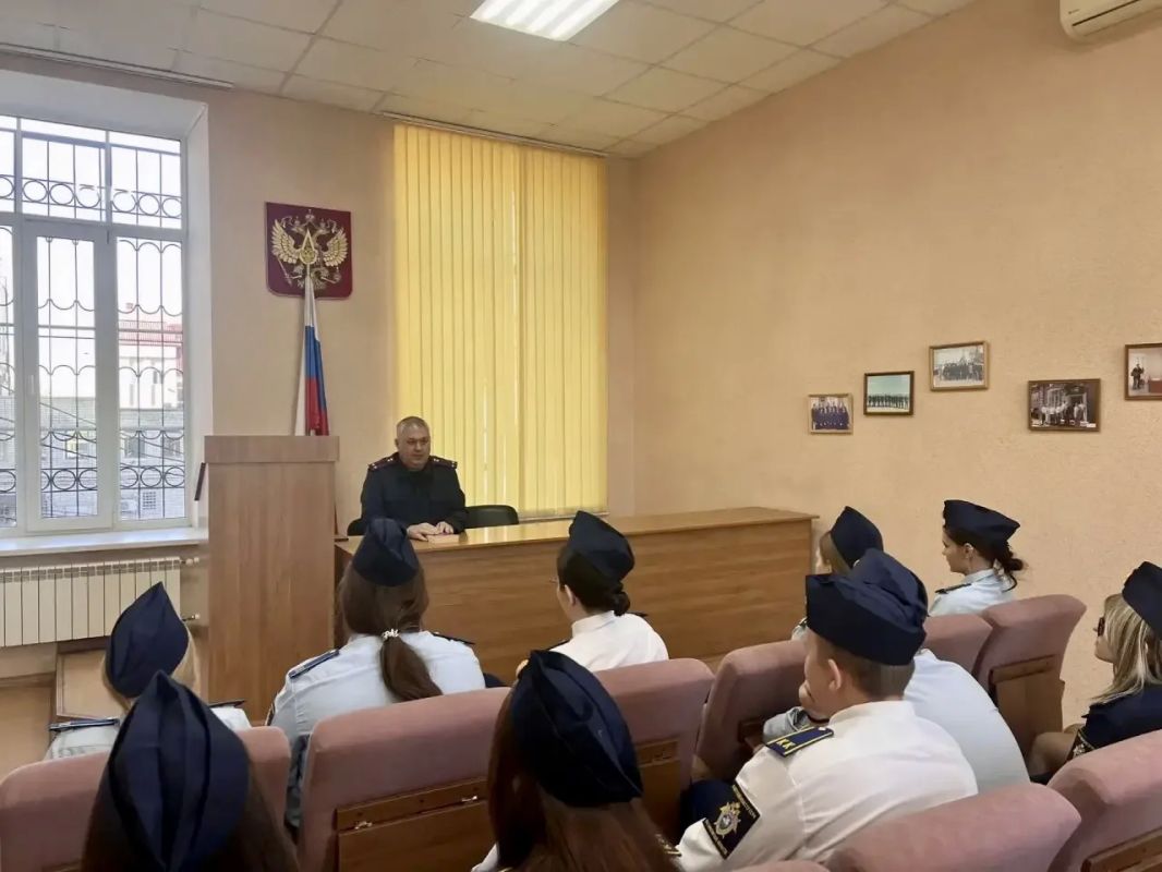 В следственном отделе по городу Энгельсу кадетам рассказали о службе в Следственном комитете В следственном отделе по городу Энгельсу кадетам рассказали о службе в Следственном комитете