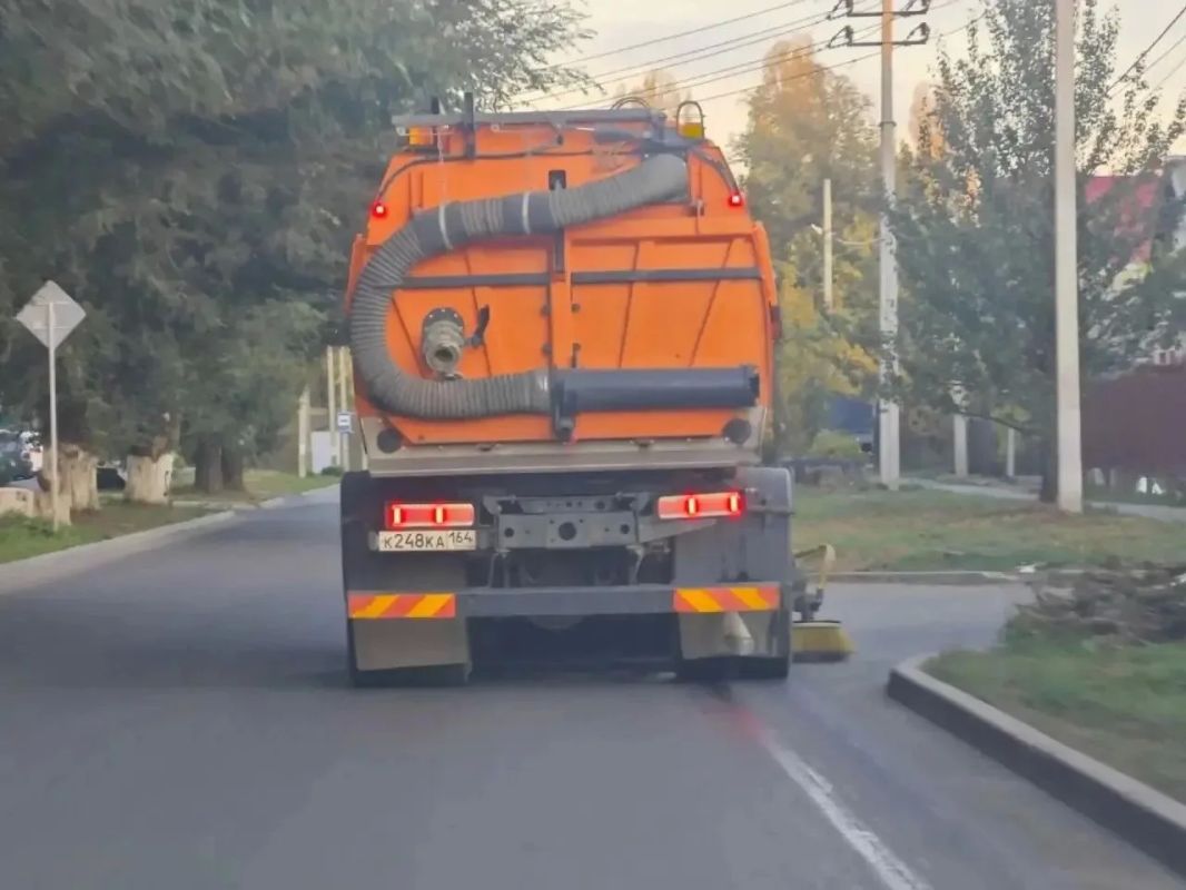 Коммунальные службы с самого утра приводят в порядок улицы города
