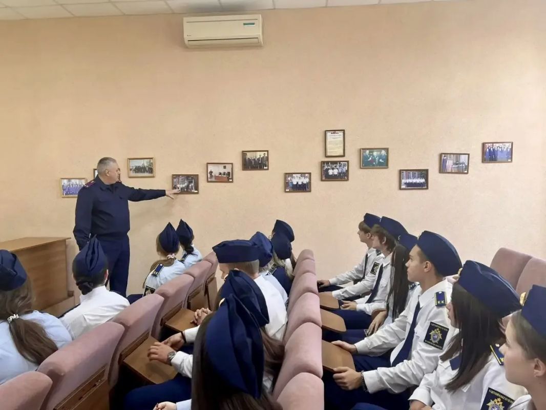 В следственном отделе по городу Энгельсу кадетам рассказали о службе в Следственном комитете В следственном отделе по городу Энгельсу кадетам рассказали о службе в Следственном комитете