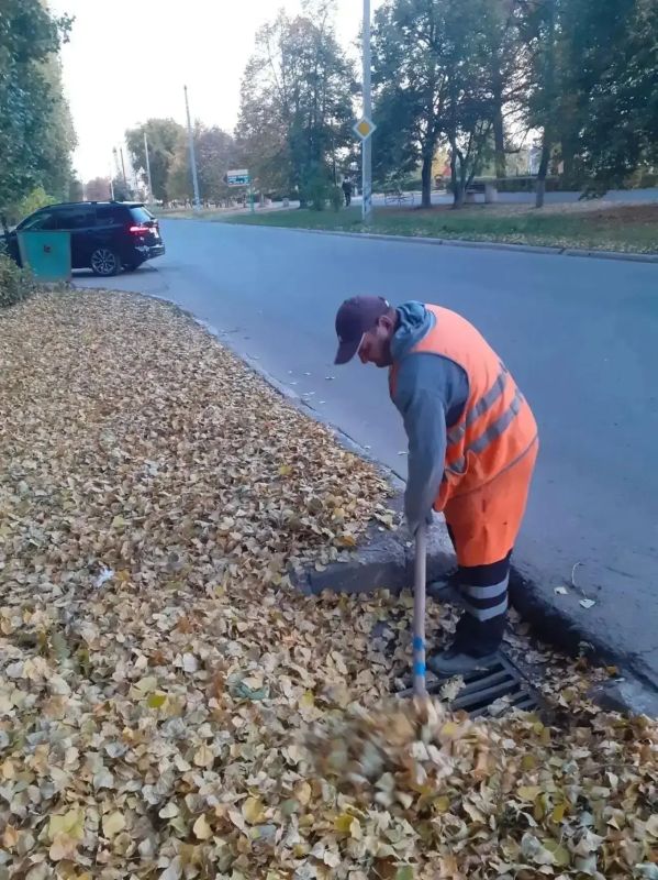 Коммунальные службы с самого утра приводят в порядок улицы города Коммунальные службы с самого утра приводят в порядок улицы города