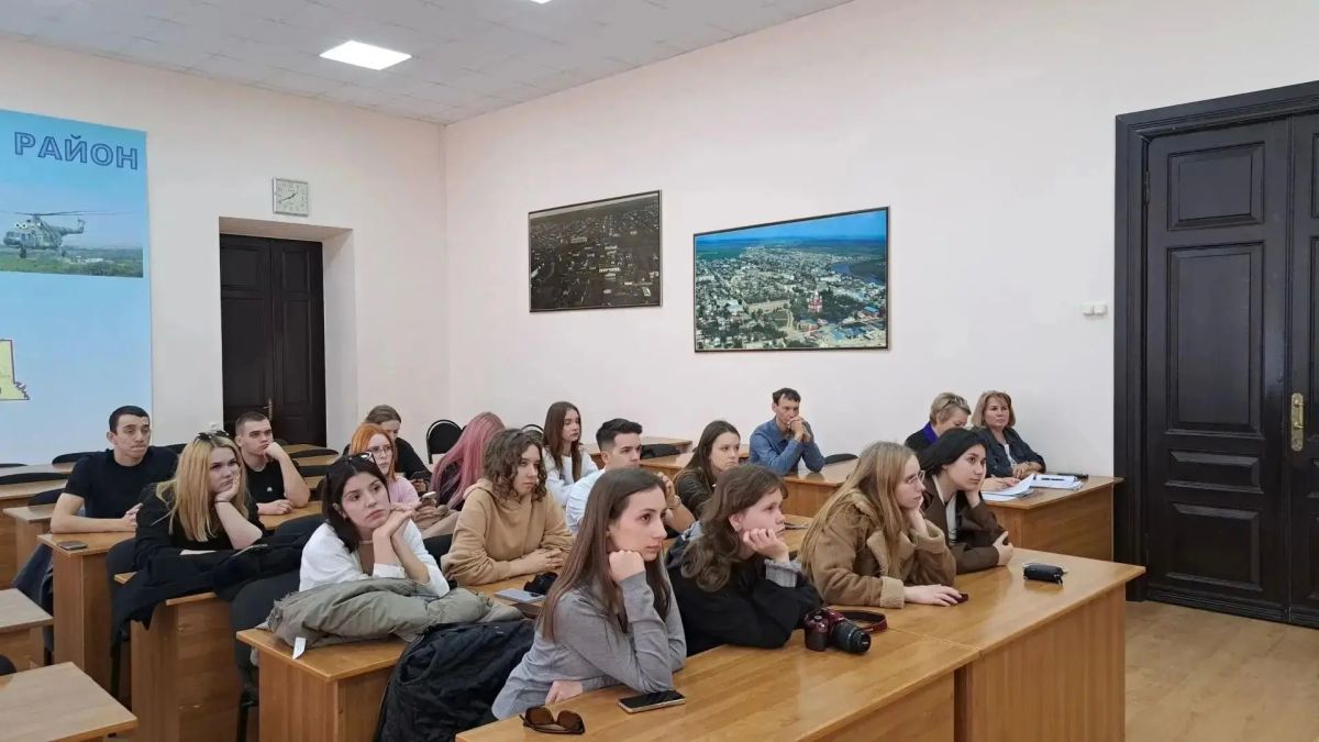 Анастасия Пузанова и студенты-архитекторы осмотрели территорию для благоустройства в Пугачеве Анастасия Пузанова и студенты-архитекторы осмотрели территорию для благоустройства в Пугачеве
